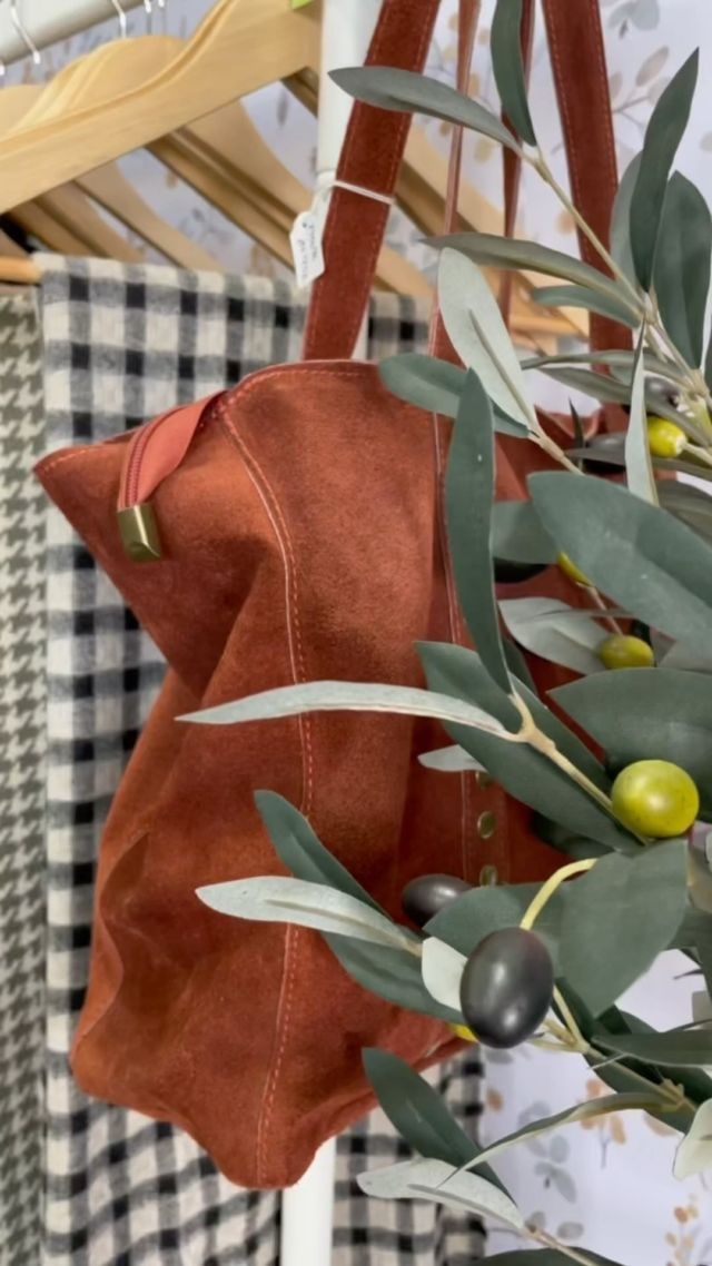 Dándole un aire fresco a este rinconcito tan especial ☺️

Disfruta de tus momentos de FELICIDAD con Platero 💚
#regalo #autoregalo #complementos #moda #bolsos #bufandas #pañoletas #pendientes #colgantes #pulseras #guantes #gorros #colonias #perfumes
